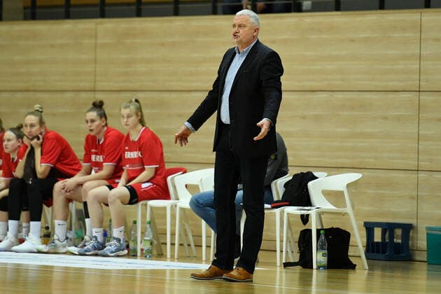 Halle, Germany 15 January 2022 1 BBL women 2021 2022 Gisa Lions SV Halle vs Herne coach Piotrowski Marek Herne gestures on the pitch SWH arena Sachsen Anhalt Copyright: xFotostandx xxBallaschx