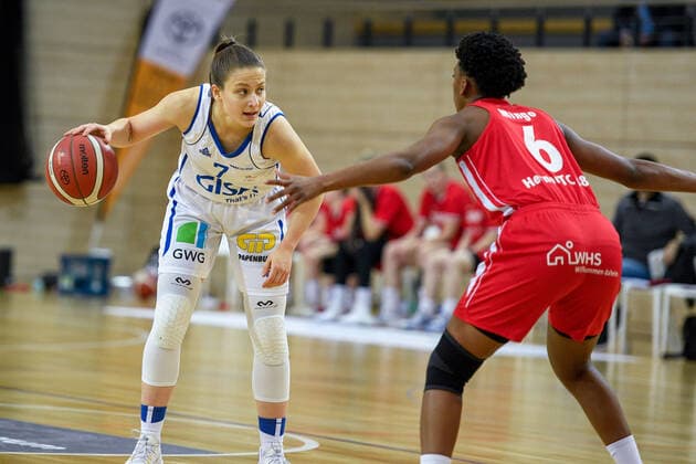 Halle, Germany 15 January 2022 1 BBL Women 2021 2022 Gisa Lions SV Halle vs Herne v li in duel Laura Schinkel Halle and Tayler Mingo Herne SWH arena Sachsen Anhalt Copyright: xFotostandx xxBallaschx