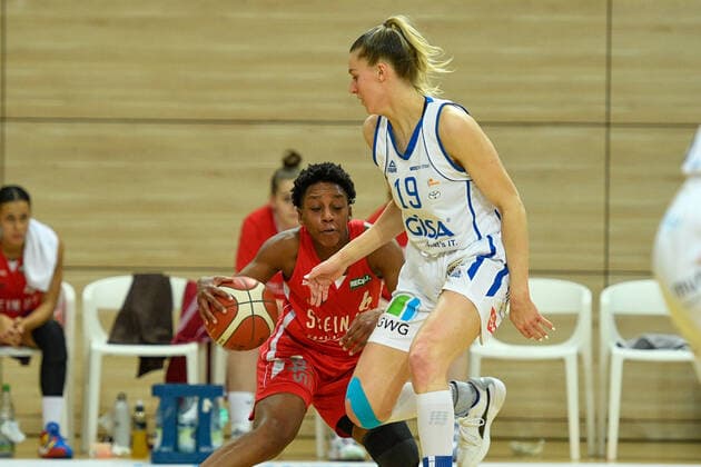 Halle, Germany 15 January 2022 1 BBL women 2021 2022 Gisa Lions SV Halle vs Herne v li in duel Tayler Mingo Herne and Meret Kleine Beek Halle SWH arena Saxony Anhalt Copyright: xFotostandx xxBallaschx
