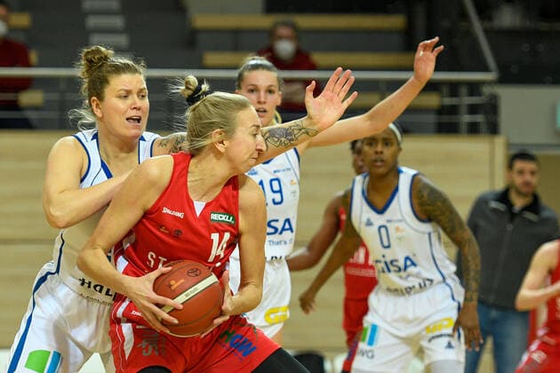 Halle, Germany 15 January 2022 1 BBL women 2021 2022 Gisa Lions SV Halle vs Herne v li in duel Klaudia Grudzien Halle and Sofia Pelander Herne SWH arena Sachsen Anhalt Copyright: xFotostandx xxBallaschx