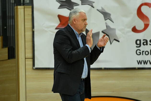 Halle, Germany 15 January 2022 1 BBL women 2021 2022 Gisa Lions SV Halle vs Herne coach Piotrowski Marek Herne gestures on the pitch SWH arena Sachsen Anhalt Copyright: xFotostandx xxBallaschx