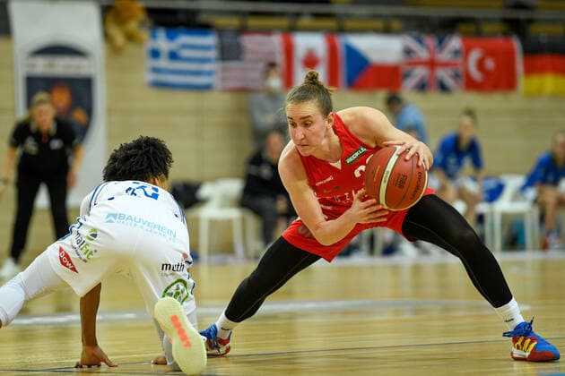 Halle, Germany 15 January 2022 1 BBL women 2021 2022 Gisa Lions SV Halle vs Herne v li in duel Deeshyra Thomas Halle and Jelena Vucetic Herne SWH arena Sachsen Anhalt Copyright: xFotostandx xxBallaschx