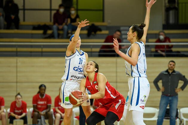 Halle, Germany 15 January 2022 1 BBL Women 2021 2022 Gisa Lions SV Halle vs Herne v li Rachael Vanderwal Halle , Kristina Topuzovic Herne and Devran Tanacan Halle SWH arena Sachsen Anhalt Copyright: xFotostandx xxBallaschx