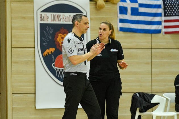 Halle, Germany 15 January 2022 1 BBL women 2021 2022 Gisa Lions SV Halle vs Herne v re Head Coach Katerina Hatzidaki Halle discusses with referee SWH arena Sachsen Anhalt Copyright: xFotostandx xxBallaschx