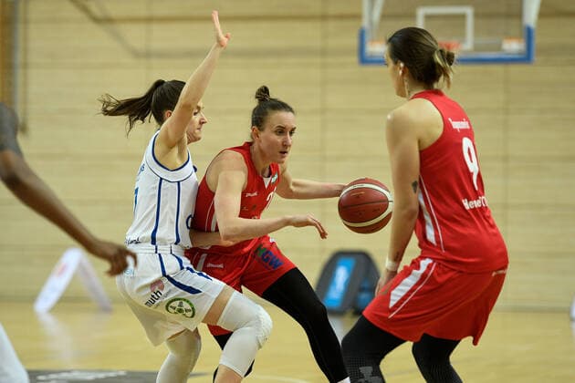 Halle, Germany 15 January 2022 1 BBL Women 2021 2022 Gisa Lions SV Halle vs Herne v li in duel Laura Schinkel Halle , Polleros Sarah Herne and Kristina Topuzovic Herne SWH arena Sachsen Anhalt Copyright: xFotostandx xxBallaschx