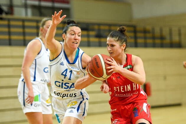 Halle, Germany 15 January 2022 1 BBL Women 2021 2022 Gisa Lions SV Halle vs Herne v li in duel Eilidh Simpson Halle and Katarzyna Anna Trzeciak Herne SWH arena Sachsen Anhalt Copyright: xFotostandx xxBallaschx