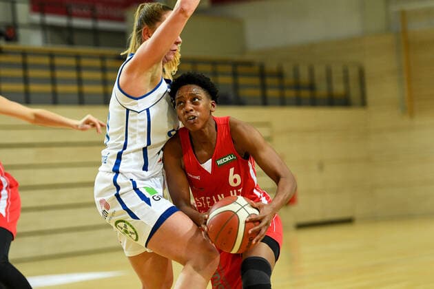 Halle, Germany 15 January 2022 1 BBL women 2021 2022 Gisa Lions SV Halle vs Herne v li in duel Barbora Kasparkova Halle and Tayler Mingo Herne SWH arena Sachsen Anhalt Copyright: xFotostandx xxBallaschx