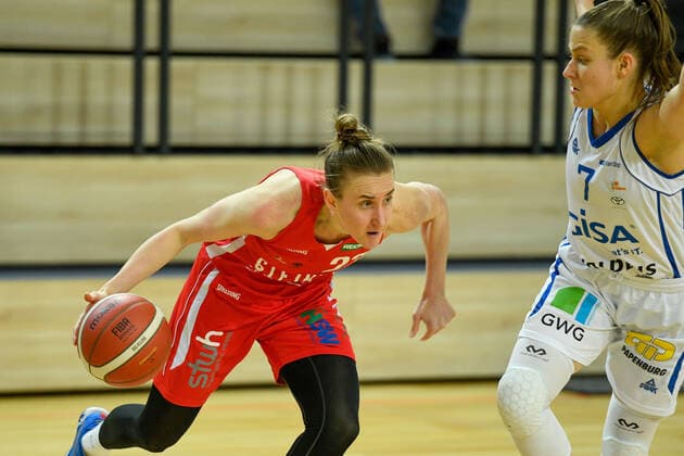 Halle, Germany 15 January 2022 1 BBL women 2021 2022 Gisa Lions SV Halle vs Herne v li in duel Jelena Vucetic Herne and Laura Schinkel Halle SWH arena Saxony Anhalt Copyright: xFotostandx xxBallaschx