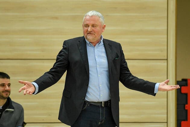 Halle, Germany 15 January 2022 1 BBL women 2021 2022 Gisa Lions SV Halle vs Herne coach Piotrowski Marek Herne gestures on the pitch SWH arena Sachsen Anhalt Copyright: xFotostandx xxBallaschx