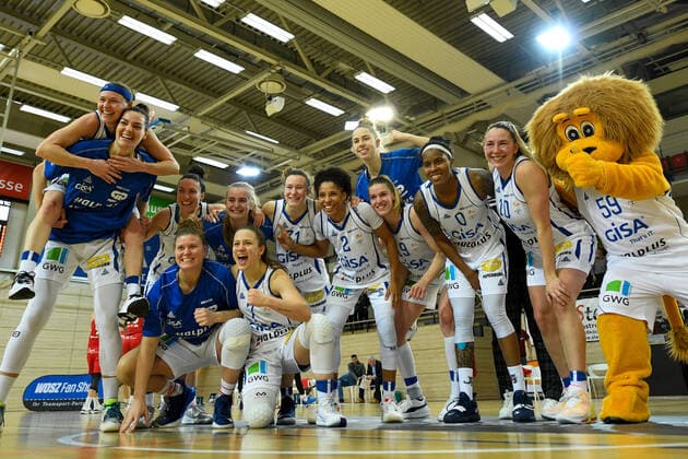 Halle, Germany 15 January 2022 1 BBL Women 2021 2022 Gisa Lions SV Halle vs Herne The Halle team celebrates its victory over Herne SWH arena Sachsen Anhalt Copyright: xFotostandx xxBallaschx
