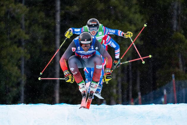 Bilder des Jahres 2022, Sport 01 Januar Sport Themen der Woche KW02 Sport Bilder des Tages FREE STYLE - FIS SX WC Nakiska NAKISKA,CANADA,15.JAN.22 - FREESTYLE SKIING - FIS World Cup, Ski Cross, ladies, men. Image shows Kristofor Mahler (CAN), Jonathan Midol (FRA) and Bastien Midol (FRA).  GEPAxpictures xJohannesxFriedl