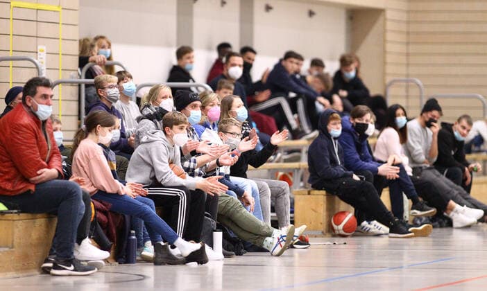 Basketball, 1 Regionalliga Nord, 16 Spieltag, TSG Bergedorf Stargazers Rot Weiss Cuxhaven Baskets 76 63 , spectators in the sports hall Fährbuernfleet with mouth-nose masks The 2G Plus rule applied in the hall and masks were mandatory Neuallermöhe Hamburg