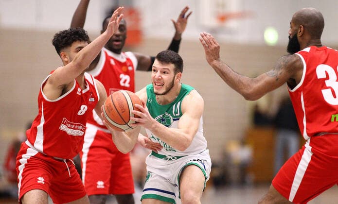 Basketball, 1 Regionalliga Nord, 16 Matchday, TSG Bergedorf Stargazers Rot Weiss Cuxhaven Baskets 76 63 , Marc Klesper Cuxhaven, l , Matej Jelovcic TSG, M , Desmond Arman Ringer Cuxhaven, r Neuallermöhe Hamburg