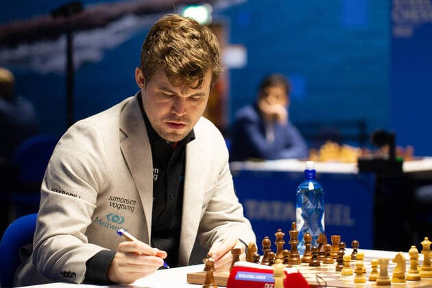 Bilder des Jahres 2022, Sport 01 Januar Sport Themen der Woche KW02 Sport Bilder des Tages Schach, Tata Steel Chess Tournament in Wijk aan Zee (220116) -- WIJK AAN ZEE, Jan. 16, 2022 -- Magnus Carlsen of Norway competes during the Tata Steel Chess Tournament 2022 in Wijk aan Zee, the Netherlands, Jan. 15, 2022. (Photo by Xinhua) (SP)NETHERLANDS-WIJK AAN ZEE-CHESS TOURNAMENT 2022 SylviaxLederer 