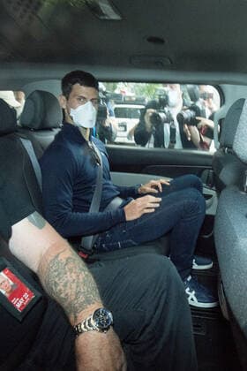 Tennis, Australian Open, Novak Djokovic auf dem zur Anhörung vor Gericht in Melbourne TENNIS NOVAK DJOKOVIC VISA, Serbian tennis player Novak Djokovic departs from the Park Hotel government detention facility before attending a court hearing at his lawyers office in Melbourne, Sunday, January 16, 2022. Novak Djokovic still faces uncertainty as to whether he can compete in the Australian Open, despite being announced in the tournament draw. ( NO ARCHIVING, EDITORIAL USE ONLY, NO USE IN BOOKS WITHOUT CONSENT MELBOURNE VIC AUSTRALIA  Copyright: xJAMESxROSSx 0147792949st