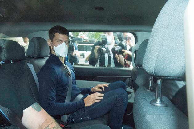 Bilder des Jahres 2022, Sport 01 Januar Sport Themen der Woche KW02 Sport Bilder des Tages Tennis, Australian Open, Novak Djokovic auf dem zur Anhörung vor Gericht in Melbourne TENNIS NOVAK DJOKOVIC VISA, Serbian tennis player Novak Djokovic (centre) departs from the Park Hotel government detention facility before attending a court hearing at his lawyers office in Melbourne, Sunday, January 16, 2022. Novak Djokovic still faces uncertainty as to whether he can compete in the Australian Open, despite being announced in the tournament draw. ( NO ARCHIVING, EDITORIAL USE ONLY, NO USE IN BOOKS WITHOUT CONSENT MELBOURNE VIC AUSTRALIA  Copyright: xJAMESxROSSx 0147793568st