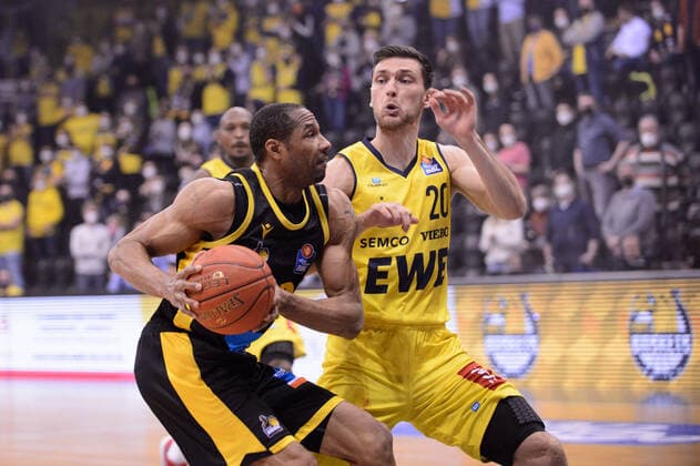 Tremmell Darden 21 Riesen Ludwigsburg vs Michal Michalak 20 EWE Baskets Oldenburg during the match EWE Baskets Oldenburg vs MHP Riesen Ludwigsburg Basketball, easyCredit BBL, season 2021 2022, 16 matchday, 15 01 2022 Copyright xErikxHillmer EIBNERx EP EHR EWE Baskets Oldenburg vs MHP Riesen Ludwigsburg Basketball, easyCredit BBL, season 2021 2022, 16 matchday, 15 01 2022 Oldenburg Copyright: xErikxHillmer EIBNERx EP_EHR