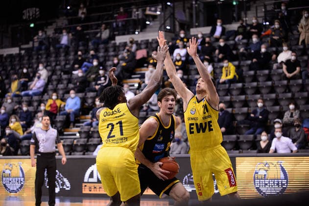 Ethan Happ 24 Riesen Ludwigsburg vs Tai Odiase 21 EWE Baskets Oldenburg and Michal Michalak 20 EWE Baskets Oldenburg during the game EWE Baskets Oldenburg vs MHP Riesen Ludwigsburg Basketball, easyCredit BBL, season 2021 2022, 16 matchday, 15 01 2022 Copyright xErikxHillmer EIBNERx EP EHR EWE Baskets Oldenburg vs MHP Riesen Ludwigsburg Basketball, easyCredit BBL, season 2021 2022, 16 matchday, 15 01 2022 Oldenburg Copyright: xErikxHillmer EIBNERx EP_EHR