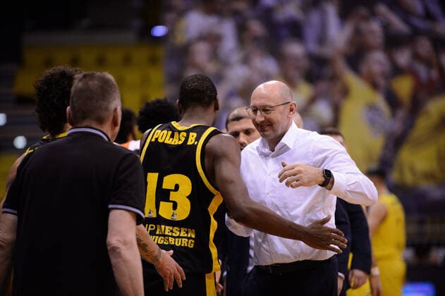 Mladen Drijencic coach EWE Baskets Oldenburg disappointedly congratulates the opposing players for the victory after the match EWE Baskets Oldenburg vs MHP Riesen Ludwigsburg Basketball, easyCredit BBL, season 2021 2022, matchday 16, 15 01 2022 Copyright xErikxHillmer EIBNERx EP EHR EWE Baskets Oldenburg vs MHP Riesen Ludwigsburg Basketball, easyCredit BBL, season 2021 2022, matchday 16, 15 01 2022 Oldenburg Copyright: xErikxHillmer EIBNERx EP_EHR