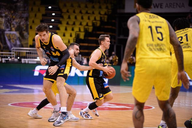 Jordan Hulls 1 Riesen Ludwigsburg and Ethan Happ 24 Riesen Ludwigsburg vs Matt Farrell 5 EWE Baskets Oldenburg during the game EWE Baskets Oldenburg vs MHP Riesen Ludwigsburg Basketball, easyCredit BBL, season 2021 2022, 16 matchday, 15 01 2022 Copyright xErikxHillmer EIBNERx EP EHR EWE Baskets Oldenburg vs MHP Riesen Ludwigsburg Basketball, easyCredit BBL, season 2021 2022, 16 matchday, 15 01 2022 Oldenburg Copyright: xErikxHillmer EIBNERx EP_EHR