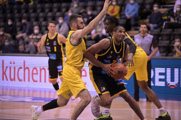 Tremmell Darden 21 Riesen Ludwigsburg vs Matt Farrell 5 EWE Baskets Oldenburg during the game EWE Baskets Oldenburg vs MHP Riesen Ludwigsburg Basketball, easyCredit BBL, season 2021 2022, matchday 16, 15 01 2022 Copyright xErikxHillmer EIBNERx EP EHR EWE Baskets Oldenburg vs MHP Riesen Ludwigsburg Basketball, easyCredit BBL, season 2021 2022, matchday 16, 15 01 2022 Oldenburg Copyright: xErikxHillmer EIBNERx EP_EHR