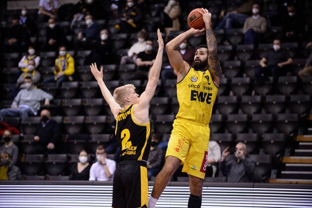 Martin Breunig 12 EWE Baskets Oldenburg vs Jacob Patrick 2 Riesen Ludwigsburg during the game EWE Baskets Oldenburg vs MHP Riesen Ludwigsburg Basketball, easyCredit BBL, season 2021 2022, matchday 16, 15 01 2022 Copyright xErikxHillmer EIBNERx EP EHR EWE Baskets Oldenburg vs MHP Riesen Ludwigsburg Basketball, easyCredit BBL, season 2021 2022, matchday 16, 15 01 2022 Oldenburg Copyright: xErikxHillmer EIBNERx EP_EHR