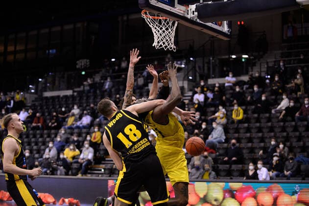Tai Odiase 21 EWE Baskets Oldenburg vs Jonas Wohlfarth Bottermann 18 Riesen Ludwigsburg during the match EWE Baskets Oldenburg vs MHP Riesen Ludwigsburg Basketball, easyCredit BBL, season 2021 2022, matchday 16, 15 01 2022 Copyright xErikxHillmer EIBNERx EP EHR EWE Baskets Oldenburg vs MHP Riesen Ludwigsburg Basketball, easyCredit BBL, season 2021 2022, matchday 16, 15 01 2022 Oldenburg Copyright: xErikxHillmer EIBNERx EP_EHR