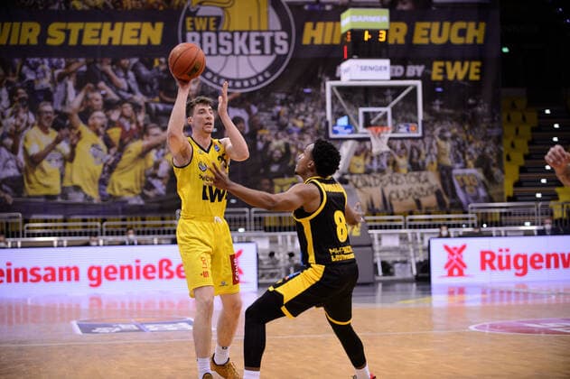 Alen Pjanic 35 EWE Baskets Oldenburg vs James Woodard 8 Riesen Ludwigsburg during the game EWE Baskets Oldenburg vs MHP Riesen Ludwigsburg Basketball, easyCredit BBL, season 2021 2022, matchday 16, 15 01 2022 Copyright xErikxHillmer EIBNERx EP EHR EWE Baskets Oldenburg vs MHP Riesen Ludwigsburg Basketball, easyCredit BBL, season 2021 2022, matchday 16, 15 01 2022 Oldenburg Copyright: xErikxHillmer EIBNERx EP_EHR