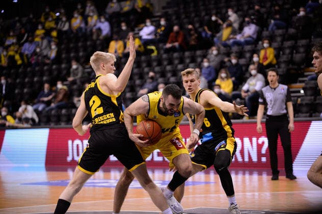 Matt Farrell 5 EWE Baskets Oldenburg vs Jacob Patrick 2 Riesen Ludwigsburg and Johannes Patrick 6 Riesen Ludwigsburg during the match EWE Baskets Oldenburg vs MHP Riesen Ludwigsburg Basketball, easyCredit BBL, season 2021 2022, 16 matchday, 15 01 2022 Copyright xErikxHillmer EIBNERx EP EHR EWE Baskets Oldenburg vs MHP Riesen Ludwigsburg Basketball, easyCredit BBL, season 2021 2022, 16 matchday, 15 01 2022 Oldenburg Copyright: xErikxHillmer EIBNERx EP_EHR