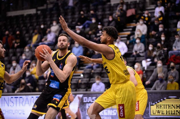 Jonas Wohlfarth Bottermann 18 Riesen Ludwigsburg vs Norris Agbakoko 17 EWE Baskets Oldenburg during the game EWE Baskets Oldenburg vs MHP Riesen Ludwigsburg Basketball, easyCredit BBL, season 2021 2022, 16 matchday, 15 01 2022 Copyright xErikxHillmer EIBNERx EP EHR EWE Baskets Oldenburg vs MHP Riesen Ludwigsburg Basketball, easyCredit BBL, season 2021 2022, 16 matchday, 15 01 2022 Oldenburg Copyright: xErikxHillmer EIBNERx EP_EHR