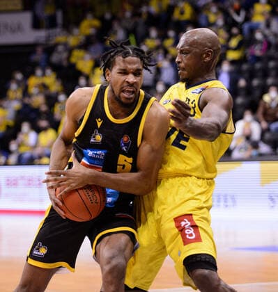 Justin Simon 5 Riesen Ludwigsburg vs Rickey Paulding 23 EWE Baskets Oldenburg during the game EWE Baskets Oldenburg vs MHP Riesen Ludwigsburg Basketball, easyCredit BBL, season 2021 2022, matchday 16, 15 01 2022 Copyright xErikxHillmer EIBNERx EP EHR EWE Baskets Oldenburg vs MHP Riesen Ludwigsburg Basketball, easyCredit BBL, season 2021 2022, matchday 16, 15 01 2022 Oldenburg Copyright: xErikxHillmer EIBNERx EP_EHR