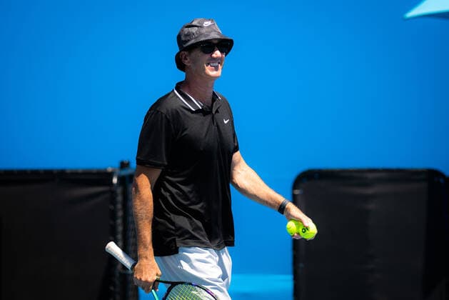 January 16, 2022, MELBOURNE, AUSTRALIA: Darren Cahill during practice with Amanda Anisimova ahead of the 2022 Australian Open Grand Slam tennis tournament MELBOURNE AUSTRALIA - ZUMAa181 20220116_zaa_a181_053 Copyright: xRobxPrangex