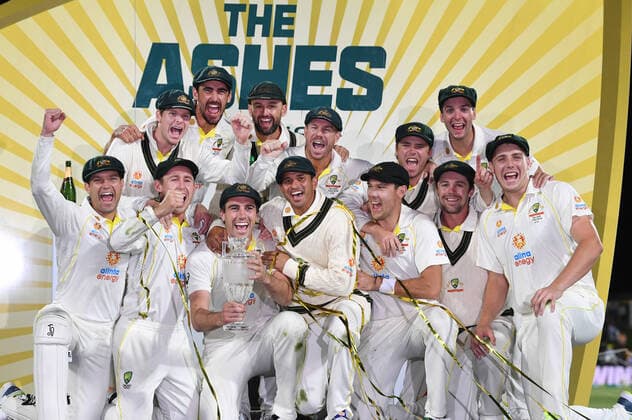 Bilder des Jahres 2022, Sport 01 Januar Sport Themen der Woche KW02 Sport Bilder des Tages CRICKET ASHES AUSTRALIA ENGLAND, Australia celebrates winning the Ashes series with the trophy during Day 3 of the Fifth Ashes Test between Australia and England at Blundstone Arena in Hobart, Sunday, January 16, 2022. ( NO ARCHIVING, EDITORIAL USE ONLY, NO USE IN BOOKS WITHOUT CONSENT HOBART TAS AUSTRALIA  Copyright: xDARRENxENGLANDx 20220116001613873218
