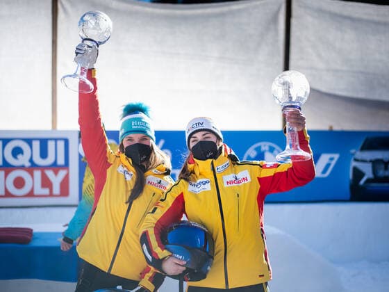 Kim Kalicki, Lisa Buckwitz Germany cheer with crystal globe for 2nd place in overall World Cup, CH, IBSF World Cup and European Championship, St Moritz two-man bobsleigh women, 16 01 2022, 2021 2022 season CH, IBSF World Cup and European Championship, St Moritz two-man bobsleigh women, 16 01 2022, 2021 2022 season Copyright: xEibner Memmlerx EP_MMR