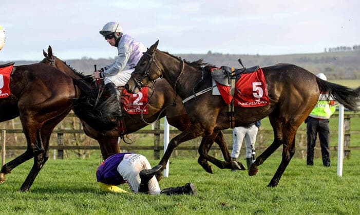 Bilder des Jahres 2022, Sport 01 Januar Sport Themen der Woche KW02 Sport Bilder des Tages Punchestown Racing - Moscow Flyer Hurdle Day, Punchestown Racecourse, Naas, Kildare 16 1 2022 The Punchestown GiftVouchers Mares Handicap Hurdle Danny Mullins and Kingston Retreat part company Danny Mullins and Kingston Retreat part company 16 1 2022  Copyright: x INPHO LorrainexO Sullivanx AU1I2041