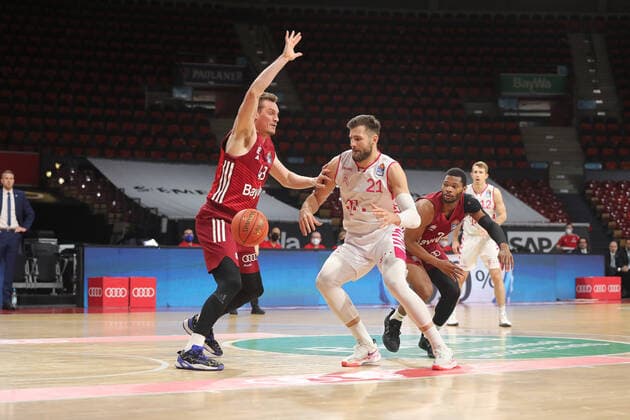 Leon Radosevic Bayern Basketball, 43 tries to block Leon Kratzer Telekom Baskets Bonn, 21 GER, FC Bayern Basketball vs Telekom Baskets Bonn, 1 Bundesliga, season 2021 2022, 16 01 2022, GER, FC Bayern Basketball vs Telekom Baskets Bonnl, 1 Bundesliga, season 2021 2022, 16 01 2022, Muenchen Copyright: xMarcelxEngelbrechtx Eibner-Pressefotox EP_met