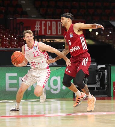Duel between Skyler Bowlin Telekom Baskets Bonn, 12 and Nick Weiler Babb Bayern Basketball, 0 GER, FC Bayern Basketball vs Telekom Baskets Bonn, 1 Bundesliga, Season 2021 2022, 16 01 2022, GER, FC Bayern Basketball vs Telekom Baskets Bonnl, 1 Bundesliga, Season 2021 2022, 16 01 2022, Muenchen Copyright: xMarcelxEngelbrechtx Eibner-Pressefotox EP_met