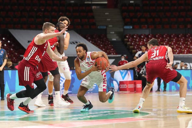 Andreas Obst Bayern Basketball, 13 and Zan Mark Sisko Bayern Basketball, 31 try to stop Parker Jackson Cartwright Telekom Baskets Bonn, 33 GER, FC Bayern Basketball vs Telekom Baskets Bonn, 1 Bundesliga, season 2021 2022, 16 01 2022, GER, FC Bayern Basketball vs Telekom Baskets Bonnl, 1 Bundesliga, season 2021 2022, 16 01 2022, Muenchen Copyright: xEIBNER MarcelxEngelbrechtx EP_EER