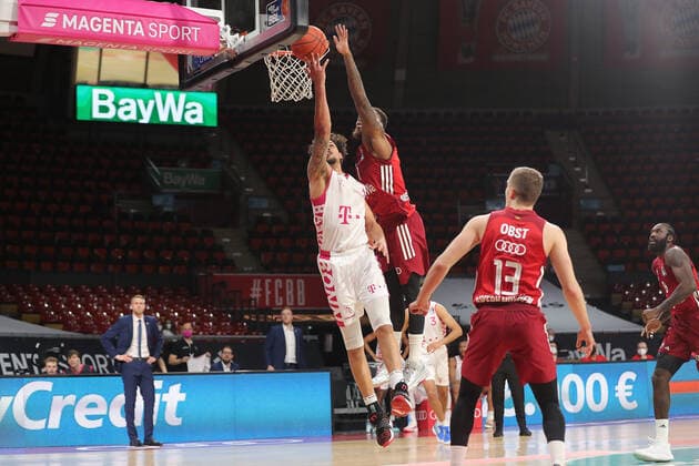 Deshaun Thomas Bayern Basketball, 1 blocks Michael Kessens Telekom Baskets Bonn, 6 GER, FC Bayern Basketball vs Telekom Baskets Bonn, 1 Bundesliga, Season 2021 2022, 16 01 2022, GER, FC Bayern Basketball vs Telekom Baskets Bonnl, 1 Bundesliga, Season 2021 2022, 16 01 2022, Muenchen Copyright: xEIBNER MarcelxEngelbrechtx EP_EER