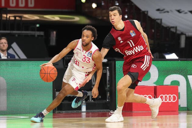 Duel between Parker Jackson Cartwright Telekom Baskets Bonn, 33 and Vladimir Lucic Bayern Basketball, 11 GER, FC Bayern Basketball vs Telekom Baskets Bonn, 1 Bundesliga, Season 2021 2022, 16 01 2022, GER, FC Bayern Basketball vs Telekom Baskets Bonnl, 1 Bundesliga, Season 2021 2022, 16 01 2022, Muenchen Copyright: xEIBNER MarcelxEngelbrechtx EP_EER