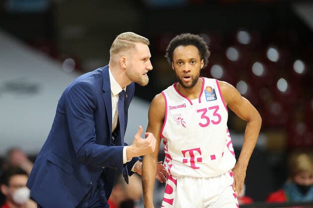 Tuomas Iisalo Telekom Baskets Bonn, head coach gives instructions to Parker Jackson Cartwright Telekom Baskets Bonn, 33 GER, FC Bayern Basketball vs Telekom Baskets Bonn, 1 Bundesliga, season 2021 2022, 16 01 2022, GER, FC Bayern Basketball vs Telekom Baskets Bonnl, 1 Bundesliga, season 2021 2022, 16 01 2022, Muenchen Copyright: xEIBNER MarcelxEngelbrechtx EP_EER