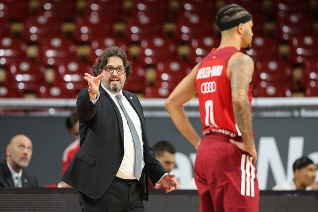 Andrea Trinchieri Bayern Basketball, head coach gives instructions to Nick Weiler Babb Bayern Basketball, 0 GER, FC Bayern Basketball vs Telekom Baskets Bonn, 1 Bundesliga, 2021 2022 season, 16 01 2022, GER, FC Bayern Basketball vs Telekom Baskets Bonnl, 1 Bundesliga, 2021 2022 season, 16 01 2022, Muenchen Copyright: xEIBNER MarcelxEngelbrechtx EP_EER