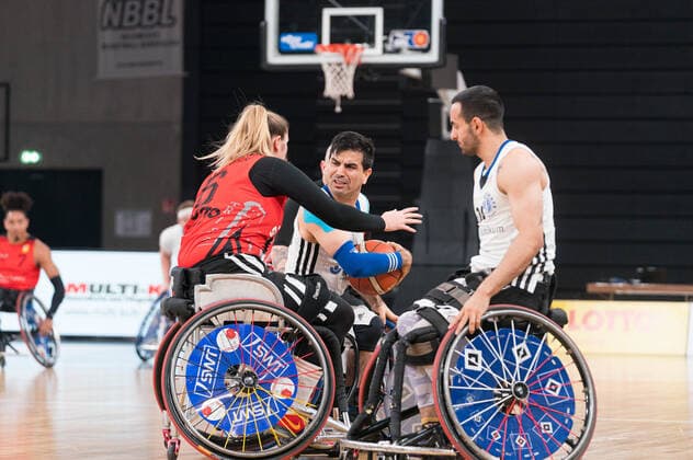 Wheelchair Basketball Bundesliga, Hamburg 16 01 2022 Wheelchair Basketball Bundesliga, BG Baskets Hamburg vs Doneck Dolphins Trier, Alireza Ahmadi 10 BG Baskets Hamburg , Nathalie Passiwan 6 Doneck Dolphins Trier Copyright: xBEAUTIFULxSPORTS Mohwinkelx