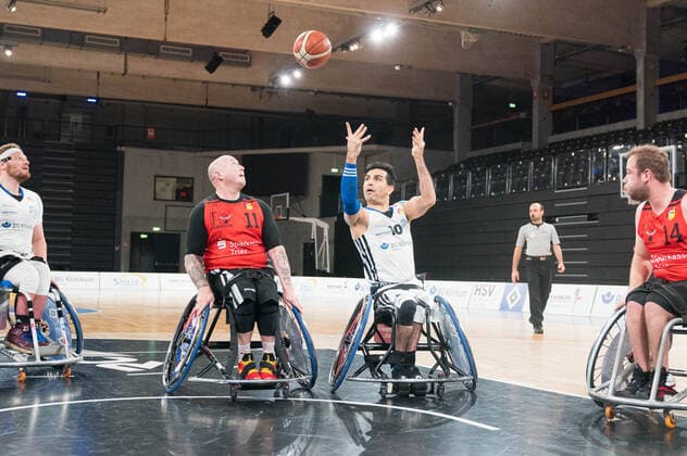 Wheelchair Basketball Bundesliga, Hamburg 16 01 2022 Wheelchair Basketball Bundesliga, BG Baskets Hamburg vs Doneck Dolphins Trier, Alireza Ahmadi 10 BG Baskets Hamburg , Dirk Passiwan 11 Doneck Dolphins Trier Copyright: xBEAUTIFULxSPORTS Mohwinkelx