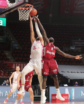 Othello Hunter Bayern Basketball, 8 tries to block Leon Kratzer Telekom Baskets Bonn, 21 GER, FC Bayern Basketball vs Telekom Baskets Bonn, 1 Bundesliga, season 2021 2022, 16 01 2022, GER, FC Bayern Basketball vs Telekom Baskets Bonnl, 1 Bundesliga, season 2021 2022, 16 01 2022, Muenchen Copyright: xEIBNER MarcelxEngelbrechtx EP_EER