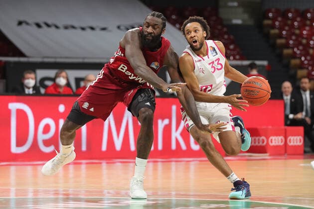 Duel between Othello Hunter Bayern Basketball, 8 and Parker Jackson Cartwright Telekom Baskets Bonn, 33 GER, FC Bayern Basketball vs Telekom Baskets Bonn, 1 Bundesliga, Season 2021 2022, 16 01 2022, GER, FC Bayern Basketball vs Telekom Baskets Bonnl, 1 Bundesliga, Season 2021 2022, 16 01 2022, Muenchen Copyright: xEIBNER MarcelxEngelbrechtx EP_EER