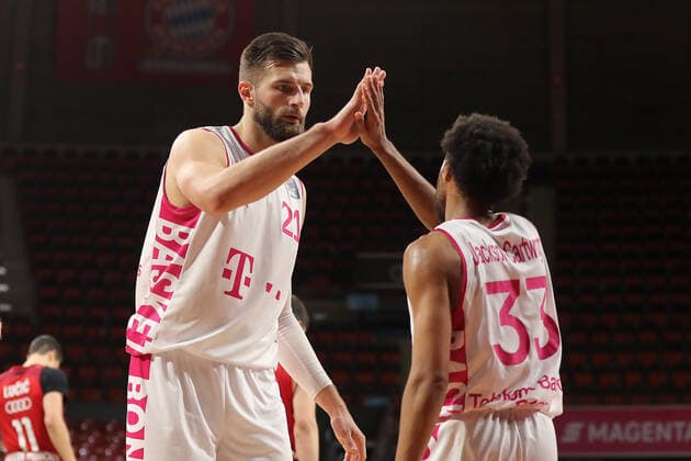 Leon Kratzer Telekom Baskets Bonn, 21 claps with Parker Jackson Cartwright Telekom Baskets Bonn, 33 off GER, FC Bayern Basketball vs Telekom Baskets Bonn, 1 Bundesliga, Season 2021 2022, 16 01 2022, GER, FC Bayern Basketball vs Telekom Baskets Bonnl, 1 Bundesliga, Season 2021 2022, 16 01 2022, Muenchen Copyright: xEIBNER MarcelxEngelbrechtx EP_EER