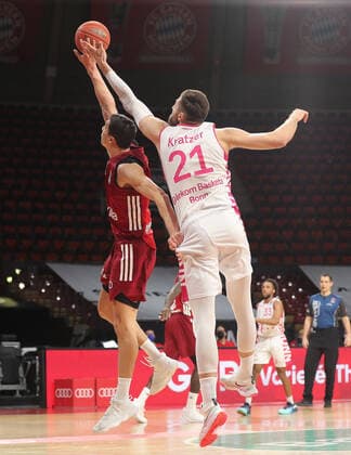 Vladimir Lucic Bayern Basketball, 11 and Leon Kratzer Telekom Baskets Bonn, 21 in duel GER, FC Bayern Basketball vs Telekom Baskets Bonn, 1 Bundesliga, season 2021 2022, 16 01 2022, GER, FC Bayern Basketball vs Telekom Baskets Bonnl, 1 Bundesliga, season 2021 2022, 16 01 2022, Muenchen Copyright: xEIBNER MarcelxEngelbrechtx EP_EER