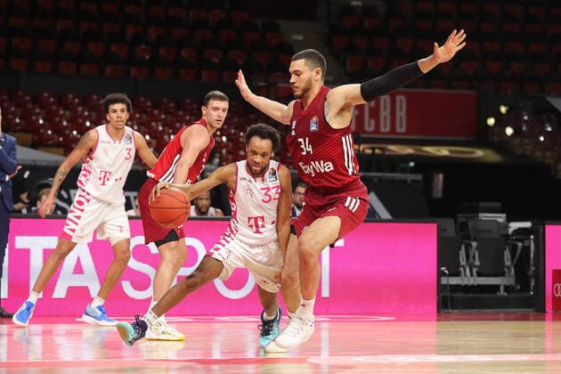 Gavin Schilling Bayern Basketball, 34 blocks Parker Jackson Cartwright Telekom Baskets Bonn, 33 GER, FC Bayern Basketball vs Telekom Baskets Bonn, 1 Bundesliga, Season 2021 2022, 16 01 2022, GER, FC Bayern Basketball vs Telekom Baskets Bonnl, 1 Bundesliga, Season 2021 2022, 16 01 2022, Muenchen Copyright: xEIBNER MarcelxEngelbrechtx EP_EER