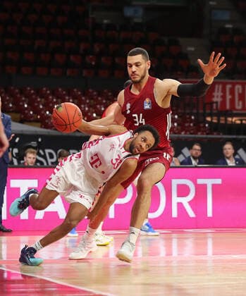 Duel between Parker Jackson Cartwright Telekom Baskets Bonn, 33 and Gavin Schilling Bayern Basketball, 34 GER, FC Bayern Basketball vs Telekom Baskets Bonn, 1 Bundesliga, Season 2021 2022, 16 01 2022, GER, FC Bayern Basketball vs Telekom Baskets Bonnl, 1 Bundesliga, Season 2021 2022, 16 01 2022, Muenchen Copyright: xEIBNER MarcelxEngelbrechtx EP_EER